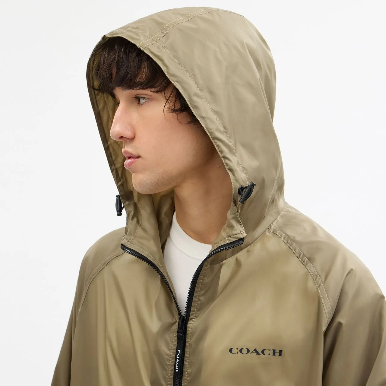 Model photo provided by COACH Solid color hooded Lightweight outdoor men's jacket. It is a super lightweight sun protection jacket. The whole dress only weighs 3 grams. The upper body is as thin as a cicada. The entire fabric is soft and has excellent skin fit. The upper body has a cooling feeling. Even in hot summer, it will not feel sticky and uncomfortable. The trading company ships the cabinets from the same fabric. There are only a few hundred pieces in this batch, so they are high quality. The fabric is a dark plaid fabric with a dark luster and texture. With a certain water-repellent design, it can well meet the needs of various scenes, whether commuting or outdoors. The zipper with Koujia letters is very smooth no matter how you pull it. The three-dimensional cut and split version makes the upper body very energetic, and the back is a separate version, which can better wick away sweat and ventilate. The Khaki color is casual Versatile, no matter how you wear it, you can't go wrong. The shopkeeper keeps the money for himself, no more misses. Absolutely good stuff! 🤗🤗🤗 Color: Khaki Size: M-XXL Size M: Length 69CM, bust 124CM, shoulder sleeves 79CM (reference weight: 115-135 catties) L size: length 71CM, bust 128CM, shoulder sleeves 81CM (reference weight: 135-150 catties) XL size: length 73CM, bust 132CM Shoulder sleeves 83CM (reference weight: 150-165 catties) XXL size: length 75CM, bust 136CM shoulder sleeves 85CM (reference weight: 165-180 catties)